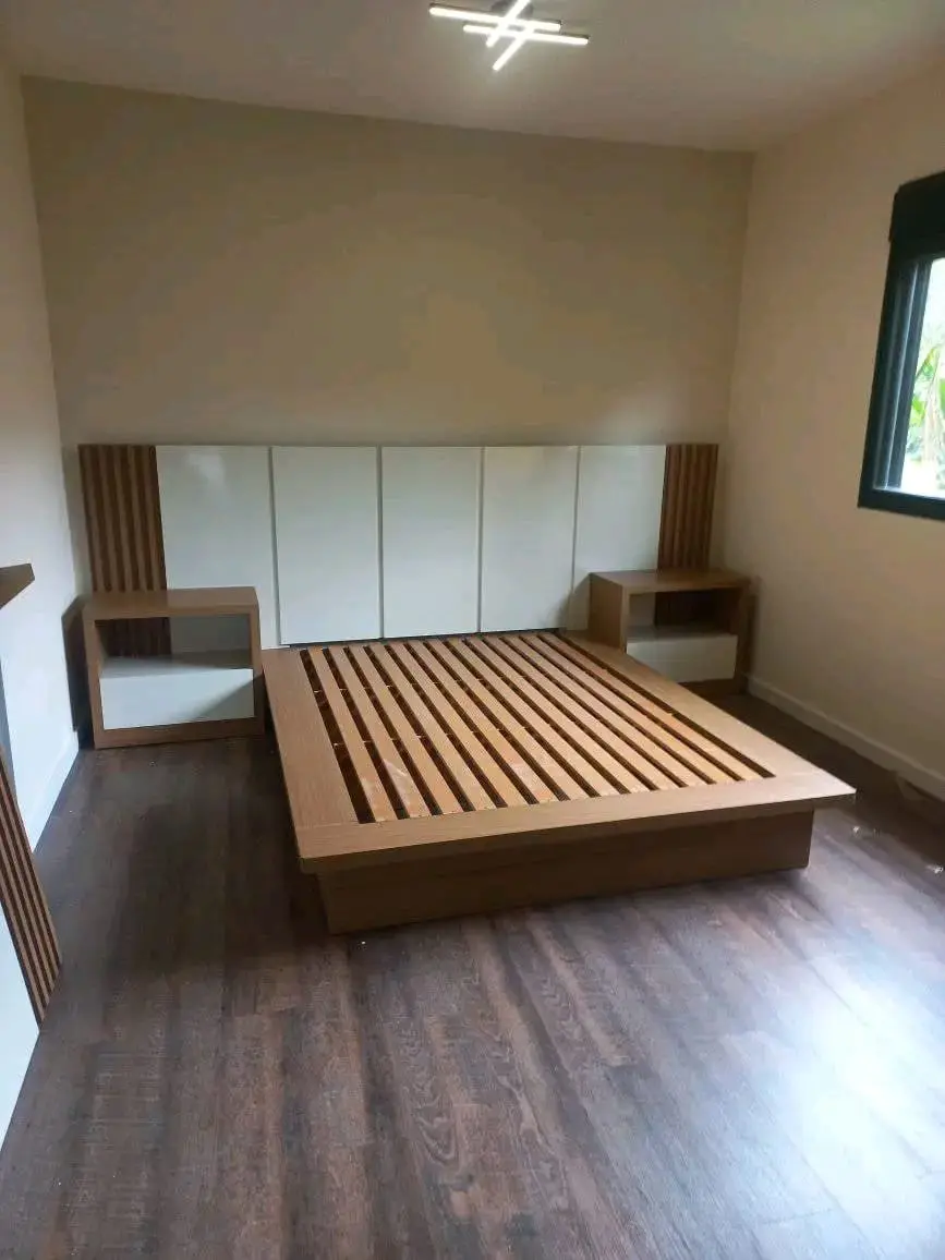 Cama de madeira com cabeceira e criados-mudos montada por Sidney